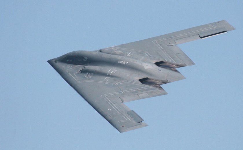 Força Aérea dos EUA testa nova bomba para destruição de navios de superfície