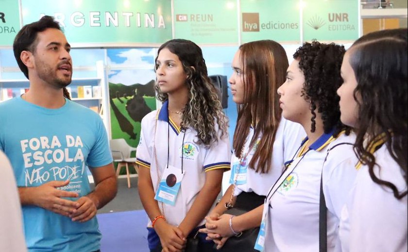 Estudantes de Santana do Mundaú visitam Bienal do Livro