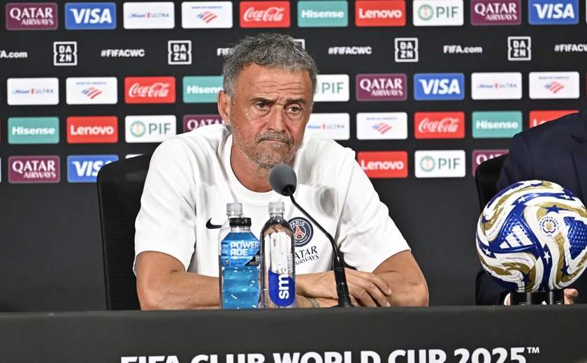 Luis Enrique se lamenta com auxiliares após agressão ao brasileiro João Pedro: 'Sou um idiota'