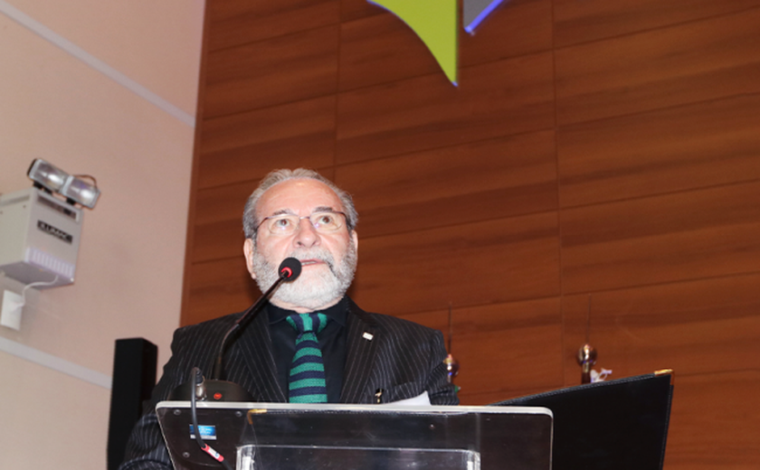 Presidente do CFM defende parto prematuro no lugar do aborto em gestação com mais de 22 semanas