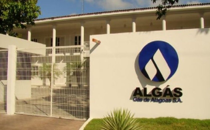 Na Jatiúca, equipes da Algás reparam rede de distribuição danificada