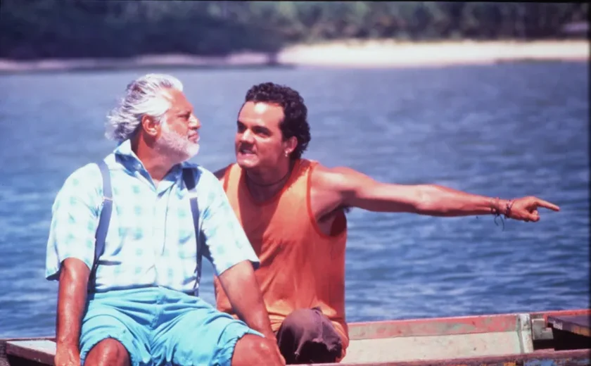 'Deus Ainda É Brasileiro', com Antonio Fagundes, tem humor, fogo e meteoro
