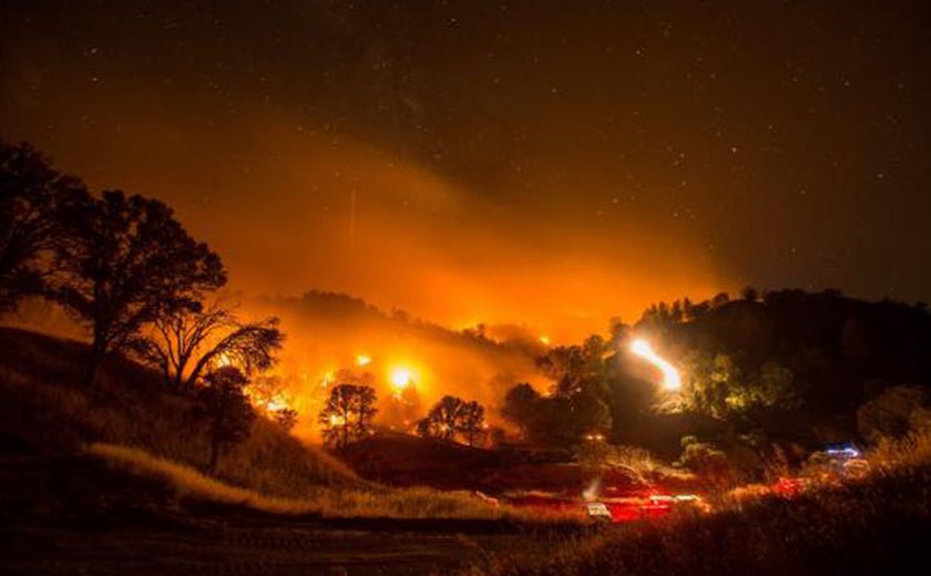 Incêndios levam à retirada de mais de 13 mil pessoas da Califórnia