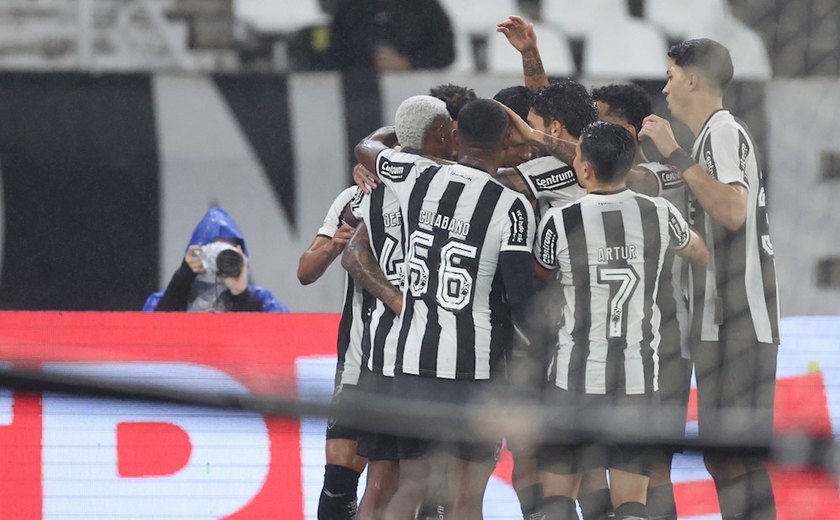 Botafogo goleia Internacional na melhor apresentação sob o comando de Renato Paiva