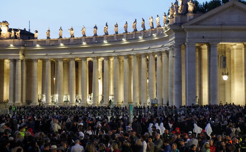 Vaticano tem fumaça preta após nova votação do conclave