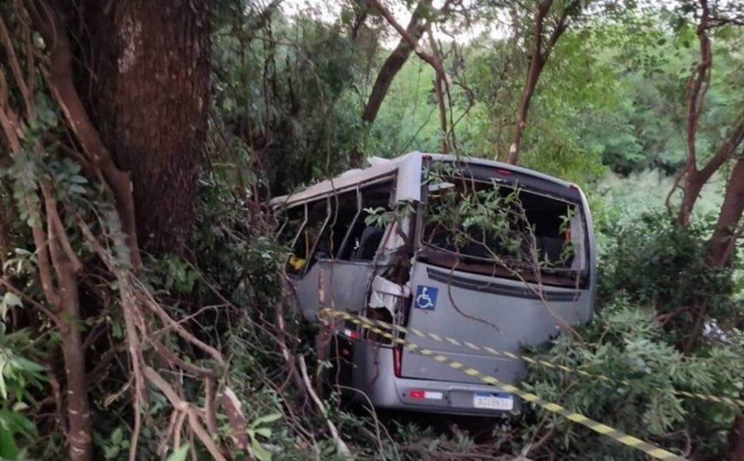 Acidente com ônibus que transportava pacientes no Paraná deixa ao menos 7 mortos
