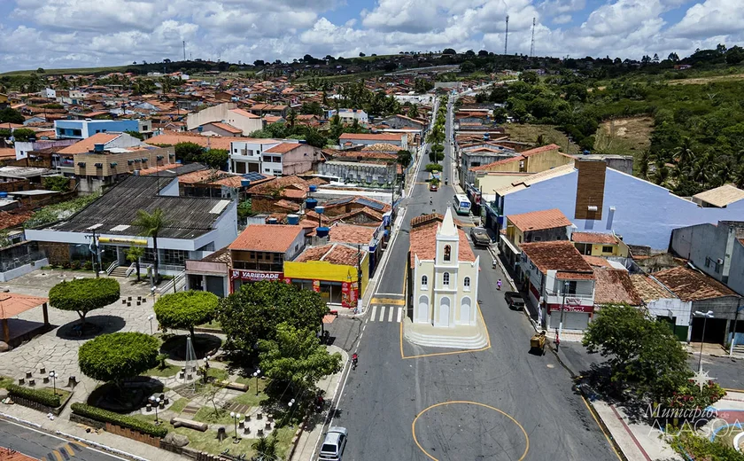Vazamento em adutora afeta abastecimento de seis municípios do Agreste