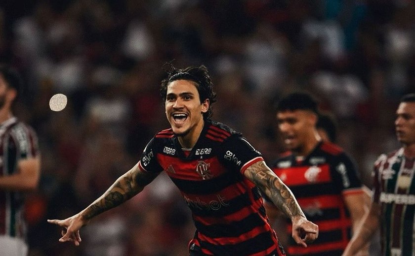 Flamengo bate Flu com gol de pênalti e segue líder do Brasileirão