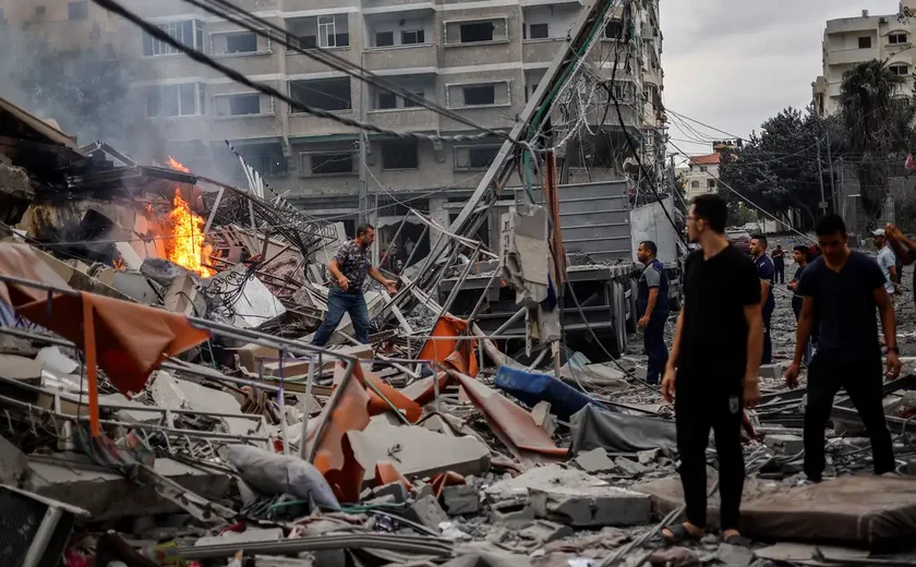 Governo de Gaza relata dezenas de mortes em bombardeios israelenses no Sul do território palestino