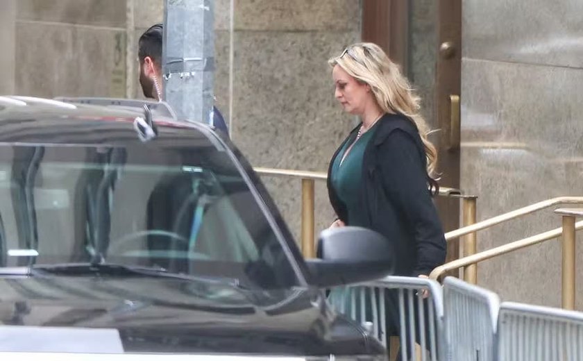 Stormy Daniels: Ex-atriz pornô bate boca com advogada de Trump, que tenta desacreditar seu depoimento em julgamento histórico