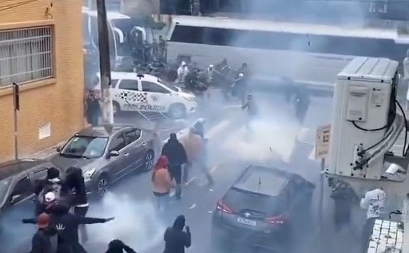 Torcedores de Santos e Coritiba brigam perto da Vila Belmiro e depredam UPA