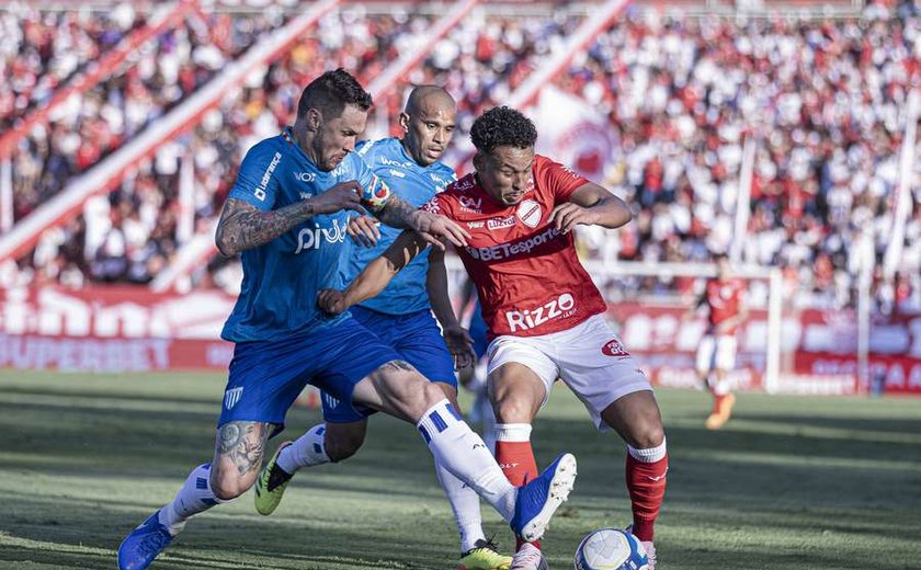Vila Nova vence Avaí com gol no finalzinho e assume liderança da Série B do Brasileiro
