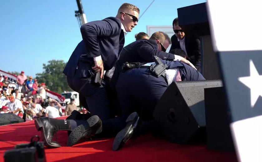 Trump cai do palco durante comício na Pensilvânia com sangue no rosto e após disparos serem ouvidos