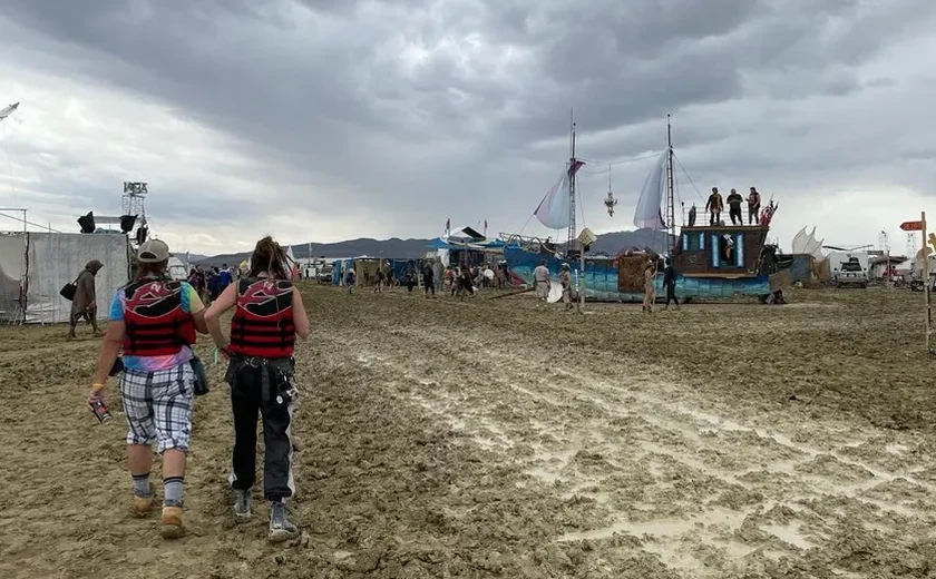Público preso no Burning Man por causa de tempestade deve começar a sair nesta segunda-feira
