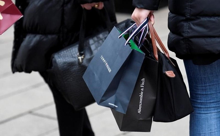 Marcas de luxo se rendem às lojas virtuais, para expandir mercado