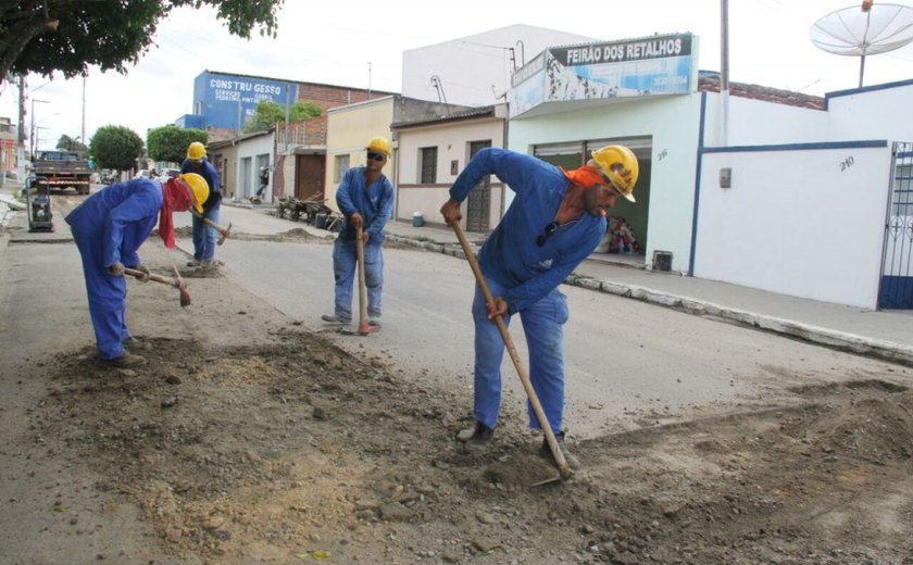 Prefeitura intensifica liberação de ruas e obras de rede de esgoto em Arapiraca