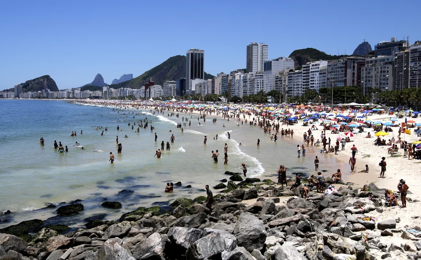 Torcedores de Fluminense e Boca Juniors brigam na Praia de Copacabana