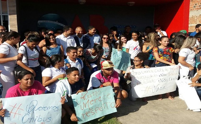 Alunos de São Miguel dos Campos protestam contra suspensão de ônibus
