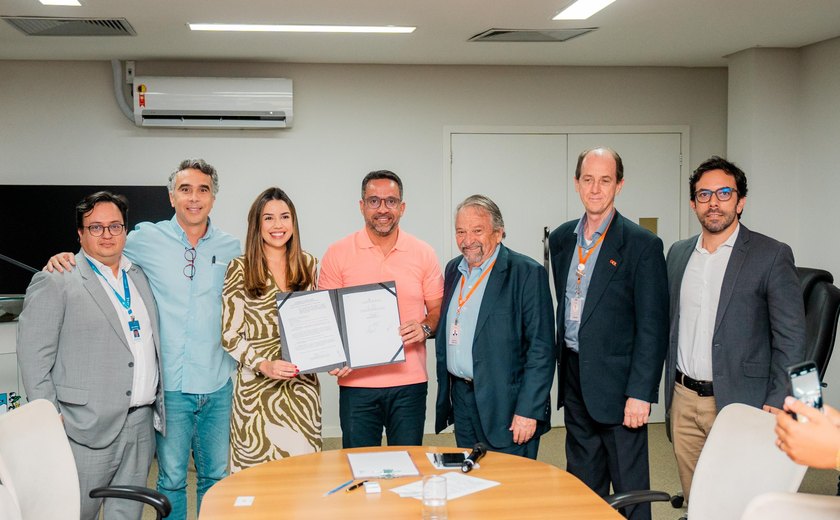 Paulo Dantas assina decreto que amplia oferta de voos em Alagoas