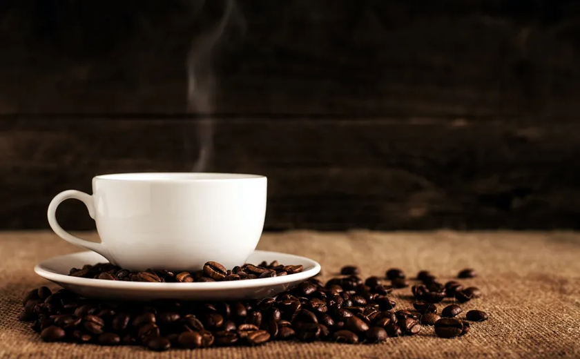 Entenda como seu corpo reage quando você toma café com o estômago vazio