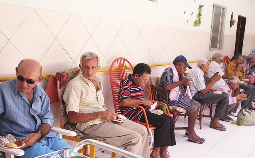 Arapiraca: Idosos são homenageados com café da manhã