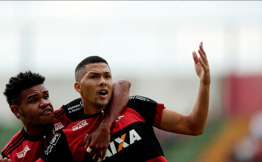 Vitor Gabriel brilha, Flamengo vira sobre a Lusa e vai à final da Copinha