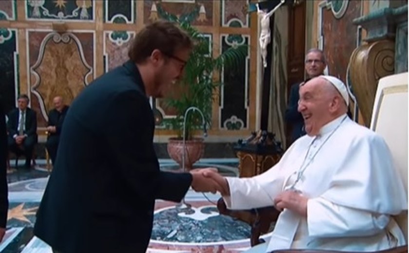 Fábio Porchat dá entrevista de sunga e fala sobre encontro com papa Francisco