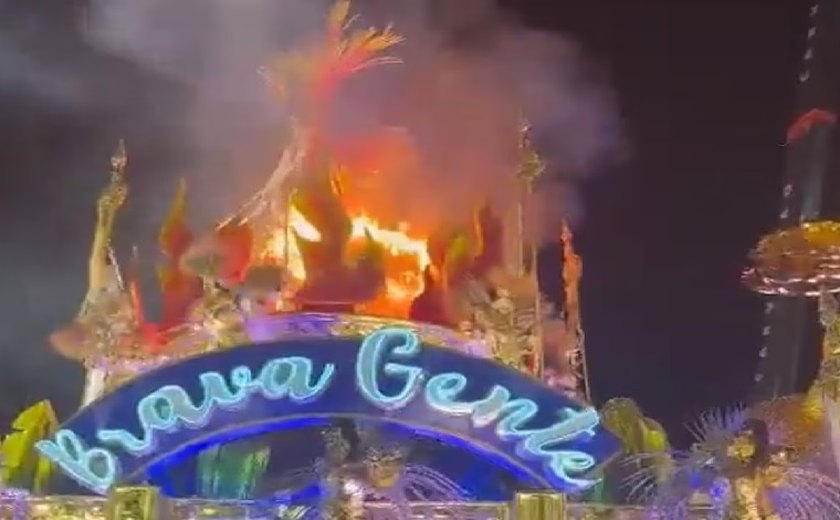 Parte do abre-alas da Beija-Flor pega fogo antes de desfile na Sapucaí