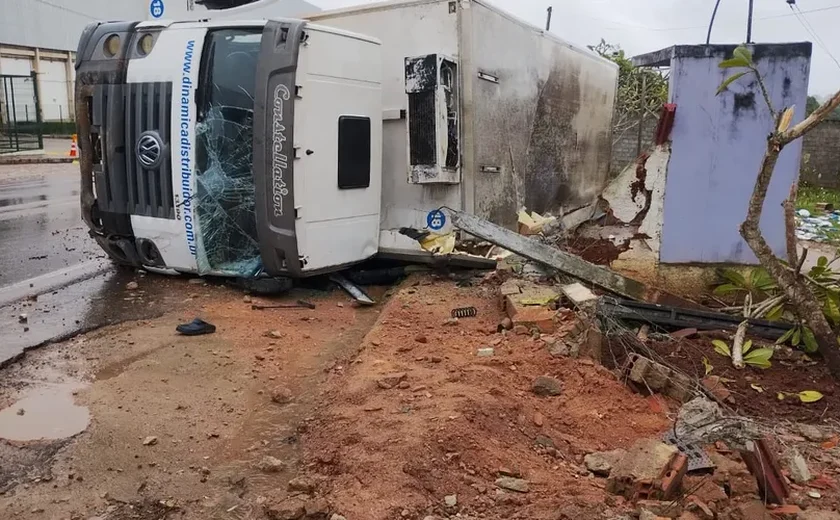 Três pessoas ficam feridas após tombamento de caminhão em Arapiraca