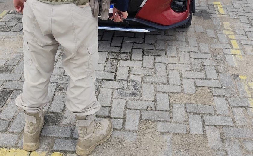 Flagrada com carro roubado, mulher é presa por receptação culposa em Maceió