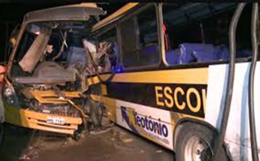 Instituto de Criminalística analisa vestígios de ônibus envolvidos em acidente