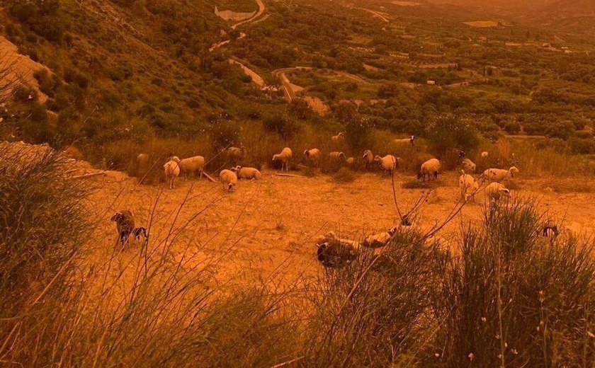 Nuvem de areia do deserto de Saara cobre a ilha grega de Creta com um manto laranja