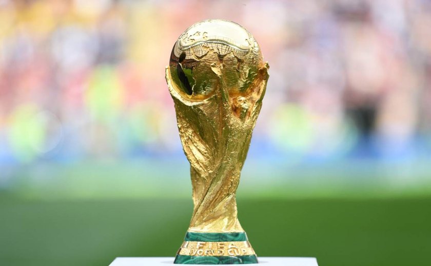 Taça original da Copa do Mundo chega ao Brasil e ficará exposta até domingo