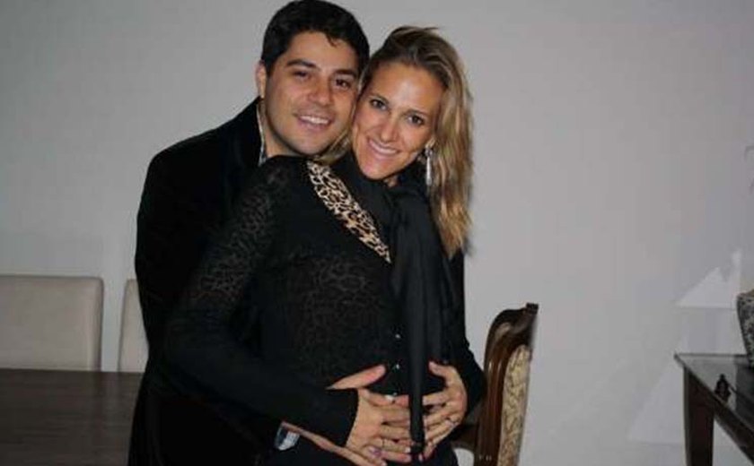 Esposa de Evaristo Costa é internada após sofrer AVC
