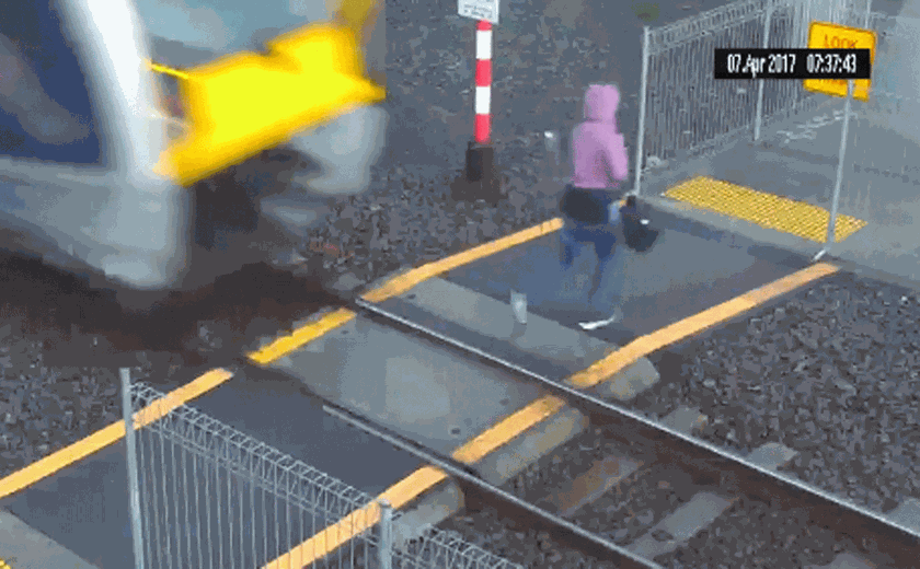 Mulher quase é atropelada por trem ao cruzar trilhos na Nova Zelândia