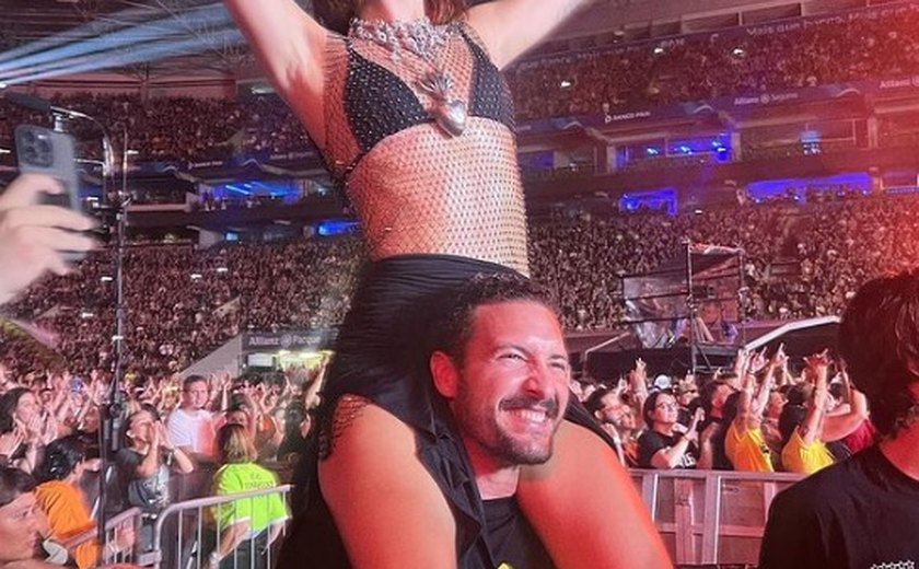 Isabeli Fontana curte show do NX Zero em ombro de amigo e recebe elogio do marido, Di Ferrero