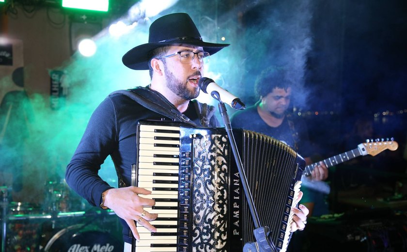 Cantor Victor Jordão será atração do Arraiá do Comerciário em Arapiraca