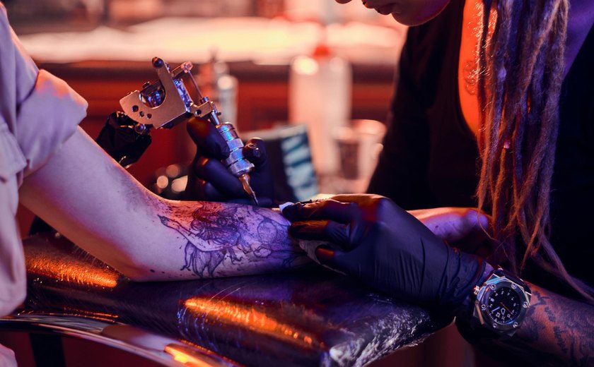 Justiça manda indenizar mulher que deixou de ser contratada por causa de tatuagem