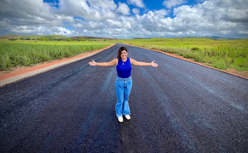 Prefeita Marcela Gomes visita obra da rodovia ligando a BR-101 a fazenda Belo Horizonte, em Novo Lino