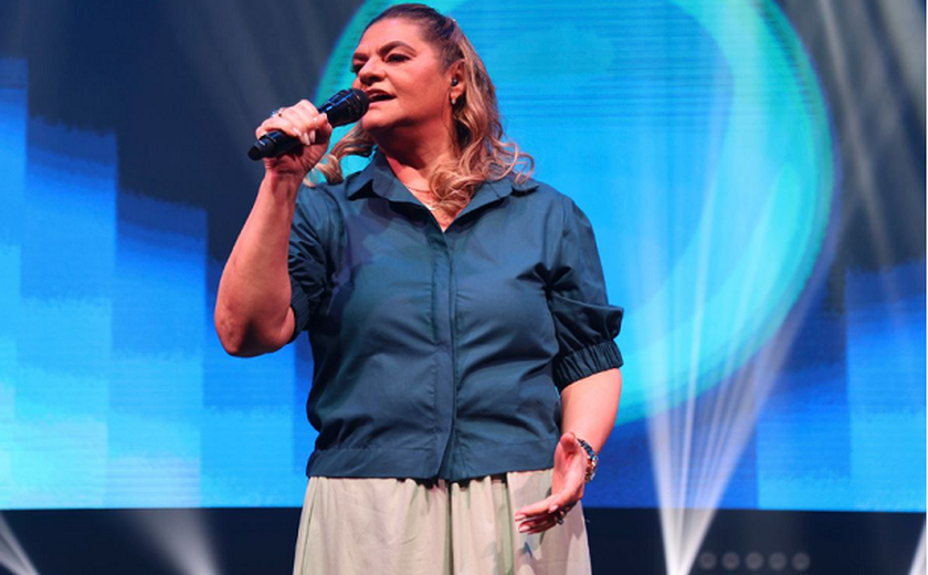 Léa Mendonça relança “Eternamente Sua” em álbum comemorativo