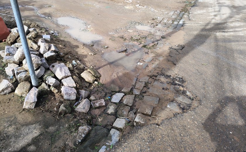 “Estamos sucumbindo na lama”: moradores denunciam abandono na Rua João do Né e região da UPA em Palmeira dos Índios