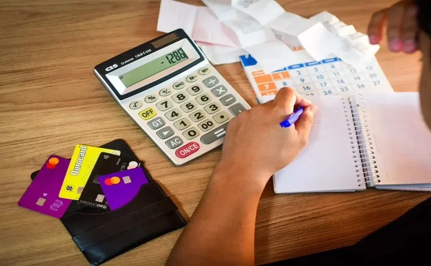 Juros do cartão de crédito rotativo sobem e ultrapassam 449% ao ano