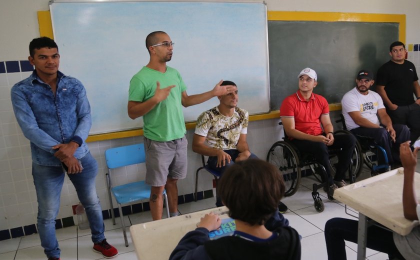 Palestra sobre esporte paralímpico debate inclusão escolar com alunos e professores