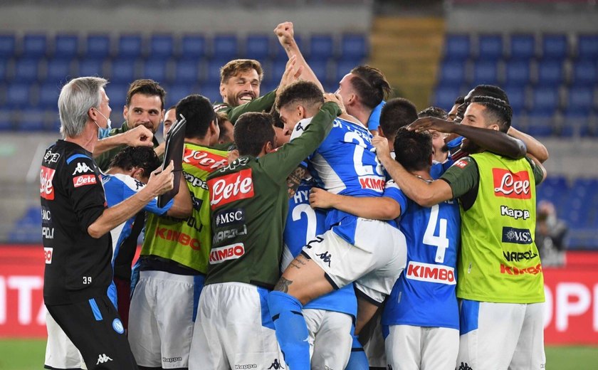 Em duelo eletrizante, Napoli derrota a Lazio e assume a liderança do Italiano