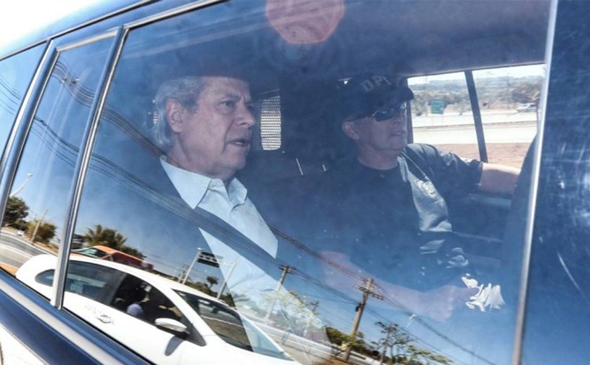 Dirceu é transferido para Polícia Federal em Curitiba