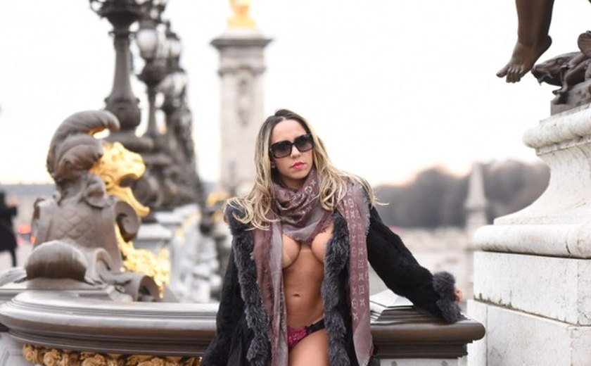 Mulher Melão posa de topless em Paris e diz: &#8216;Estou no 0 a 0 na viagem&#8217;