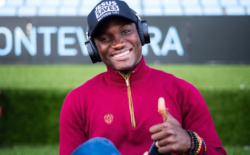 Atacante ganês Raphael Dwamena morre em campo na Albânia aos 28 anos
