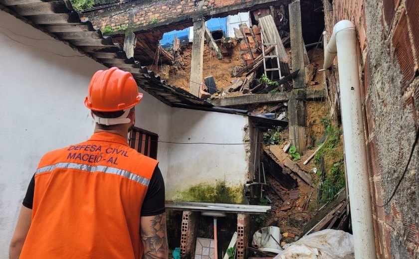 Para evitar novos riscos, Defesa Civil de Maceió interdita casas após colapso na grota do Aterro