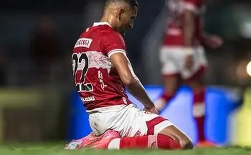 CRB perde em casa para o líder Coritiba após sofrer gol de pênalti no fim