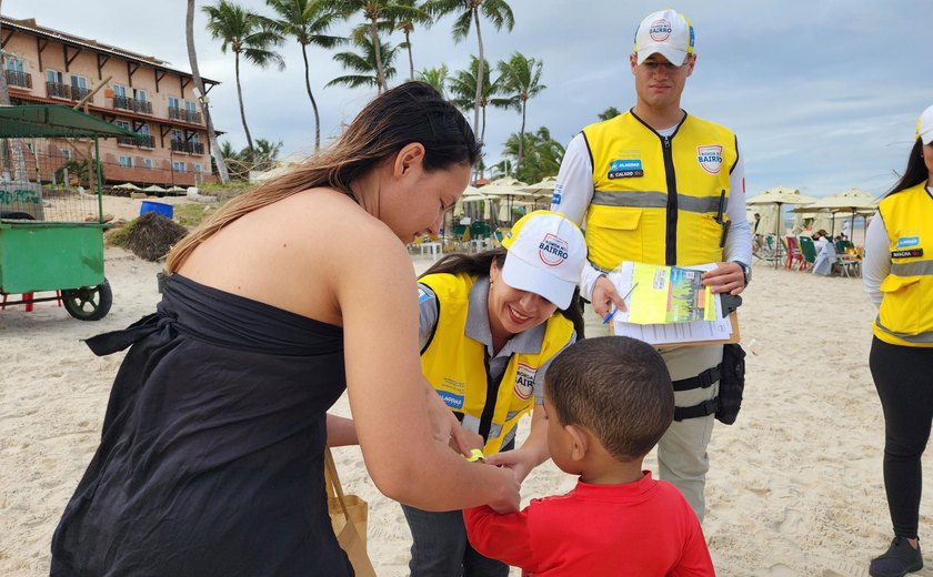 Ronda no Bairro distribui pulseiras de identificação para crianças nas praias do Francês e de Maceió